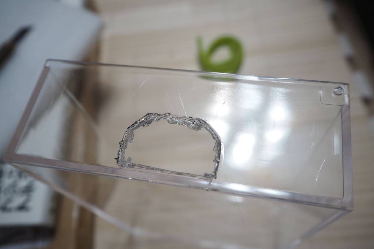 ハンダゴテを使い、アクリルを溶かして切るのだ